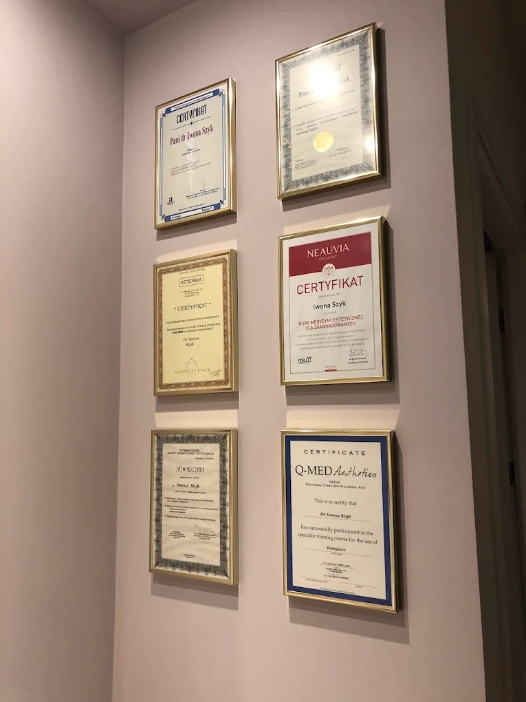 Zbliżenie na zdrową, rozświetloną skórę twarzy